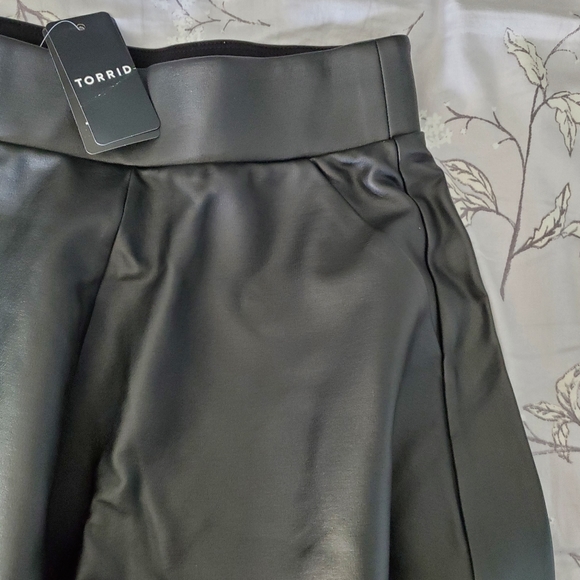NWT Torrid Black Coated Premium Ponte Skater Mini Skirt - Picture 4 of 5
